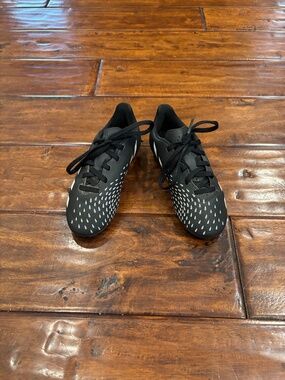 Adidas Predator Kids Size 13 soccer cleats Black/white FG Youth Soccer Cleats